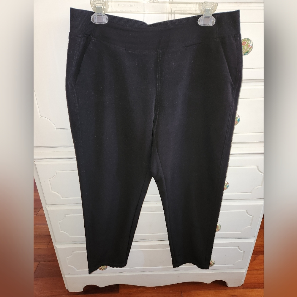 Womens Casual Black slip on pants with 2 front pockets & 2 back pockets.